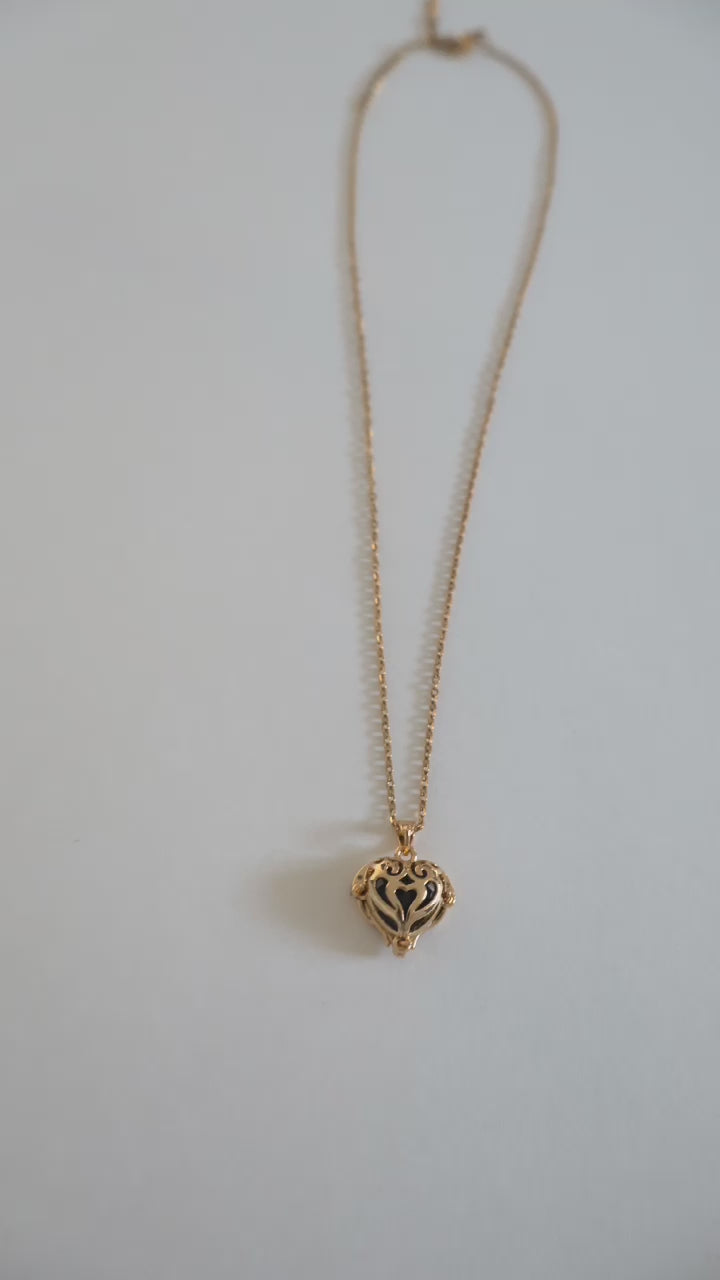 Collar con medallón de corazón negro de dos caras