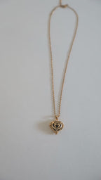 Collar con medallón de corazón negro de dos caras