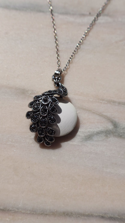 Pavão Peacock Sea Foam Necklace