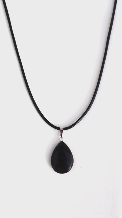 Collar con colgante de lágrima de piedra negra natural