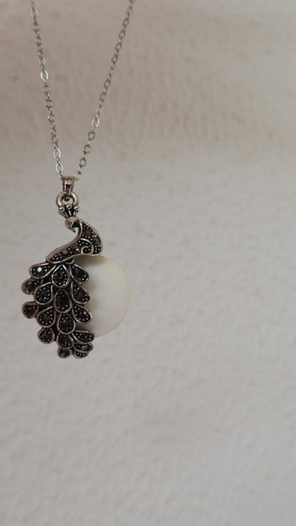 Pavão Peacock Sea Foam Necklace