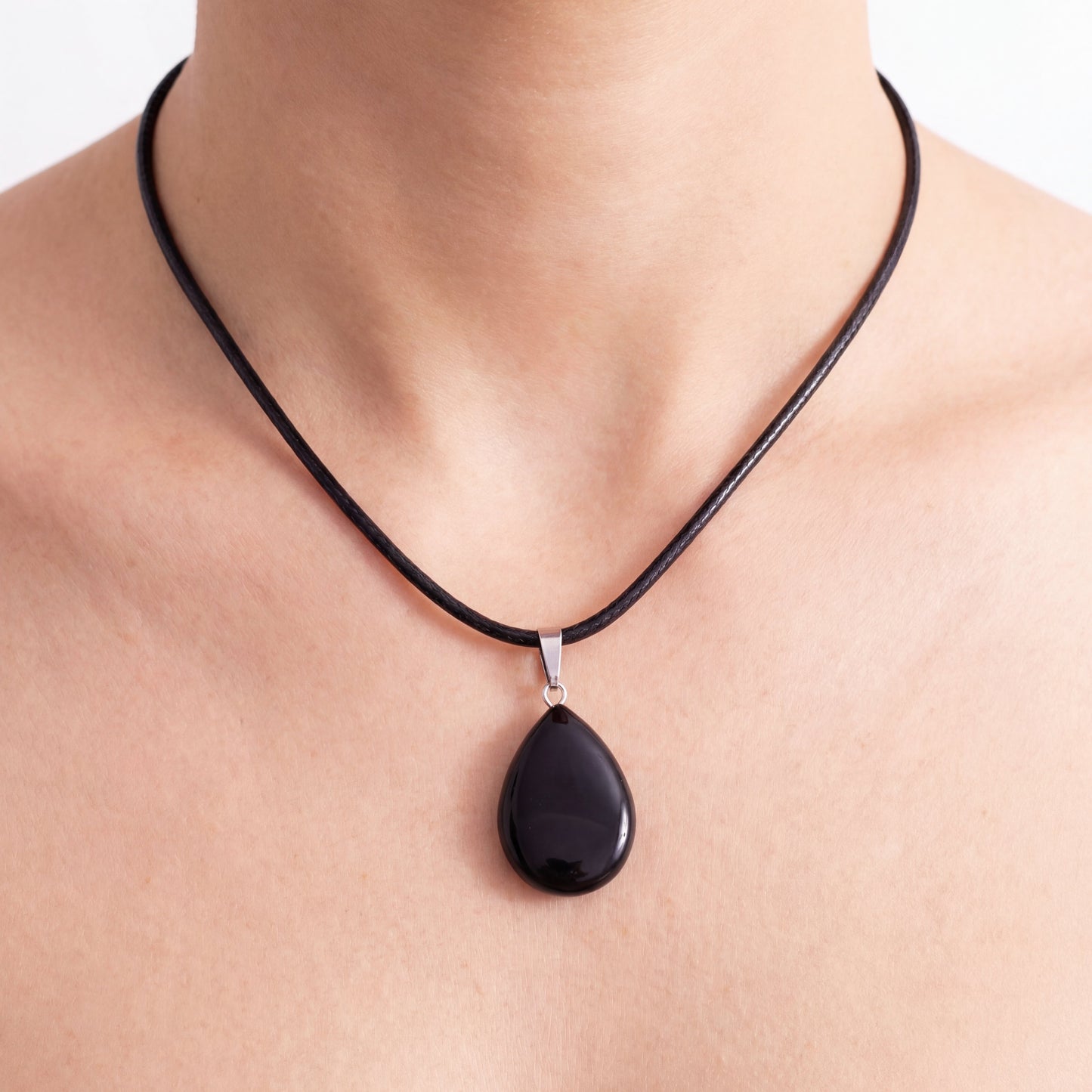 Collar con colgante de lágrima de piedra negra natural